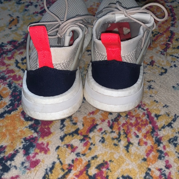 Adidas tennis shoes - Picture 2 of 4